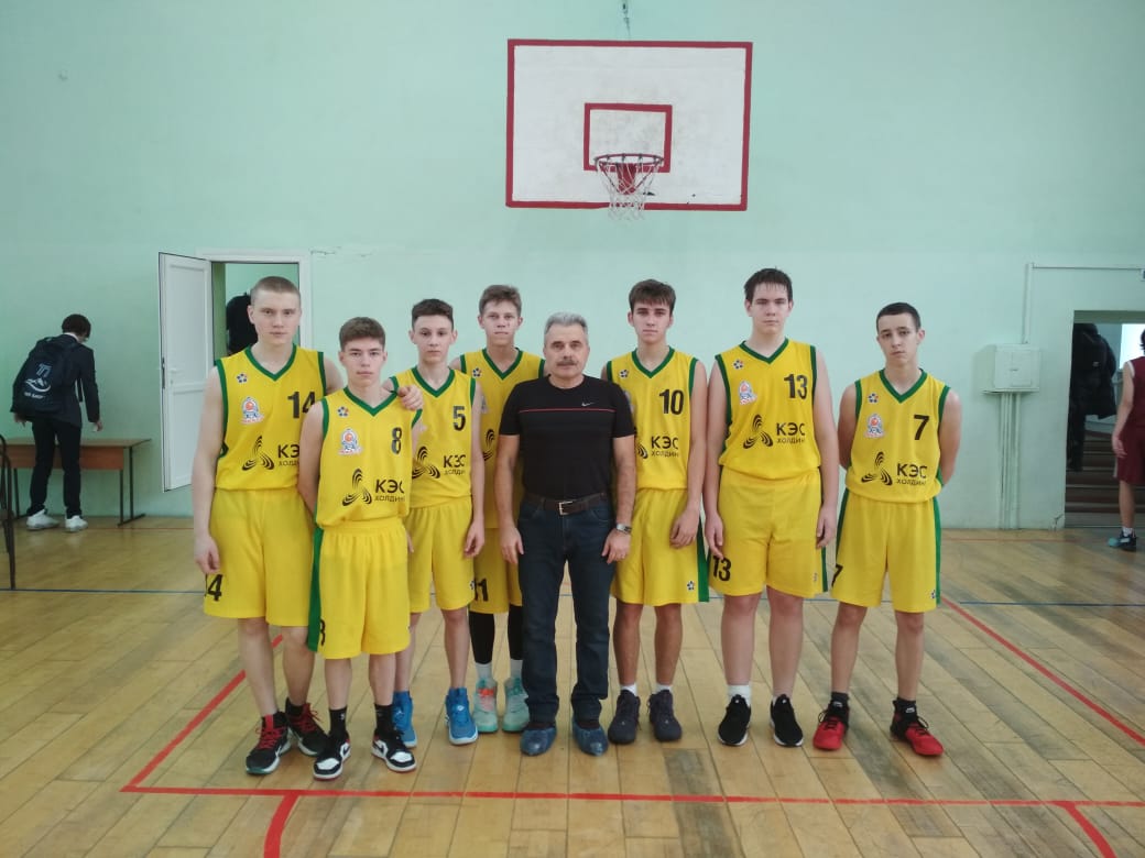 Поздравляем команду юношей, СТАВШИМИ ВТОРЫМИ на первенстве города Барнаула по баскетболу в 2022/23 учебном году.